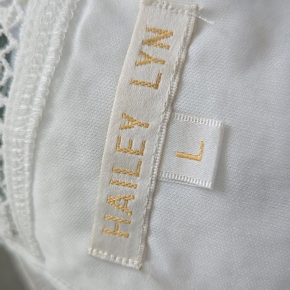 Hailey Lyn cold shoulder lined short sleeve lace trim key hole back size L - Picture 4 of 6